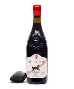 Winiveria Saperavi is een krachtige qvevriwijn van de teinturier-druif Saperavi uit Kakheti. Donker, kruidig en vol karakter.