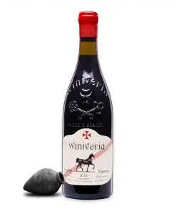 Winiveria Saperavi is een krachtige qvevriwijn van de teinturier-druif Saperavi uit Kakheti. Donker, kruidig en vol karakter.