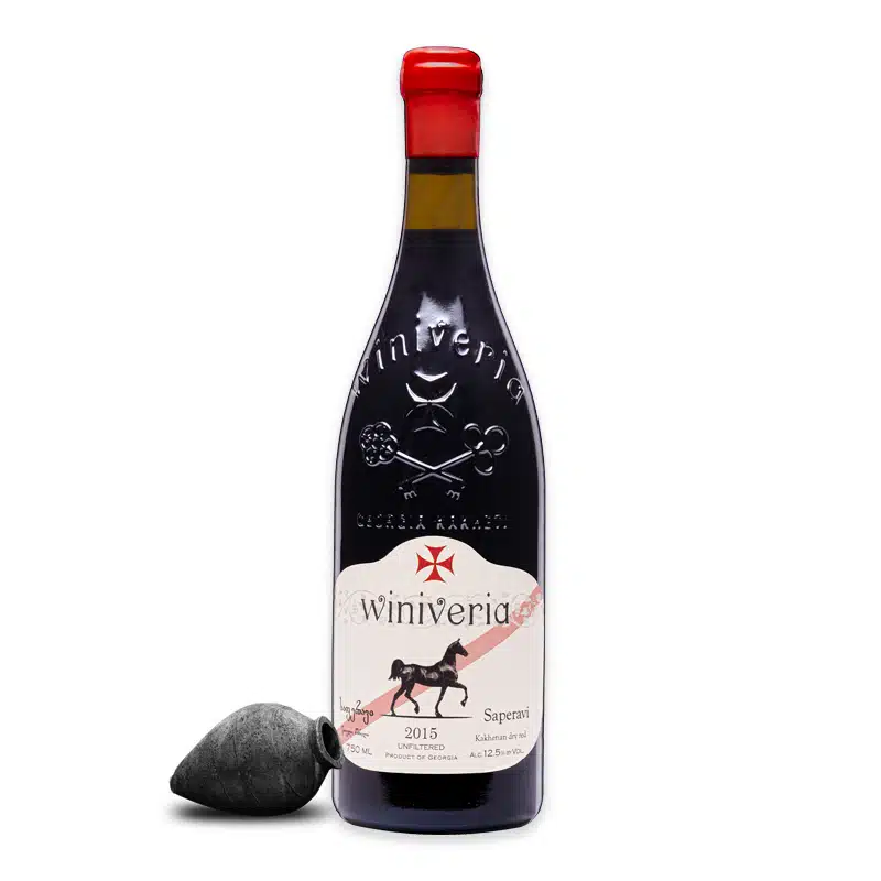 Winiveria Saperavi is een krachtige qvevriwijn van de teinturier-druif Saperavi uit Kakheti. Donker, kruidig en vol karakter.