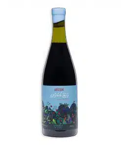 Artizani Saperavi is een natuurlijke Georgische wijn, zonder sulfiet, met 7 dagen maceratie. Fris, sappig en levendig – puur Saperavi-karakter.