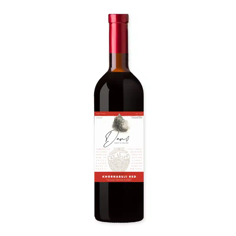 Dano’s Winery Khornabuji Red is een robuuste Georgische rode wijn van lokale druiven. Gemaakt door David Mosulishvili. Kruidig, diep en uitgesproken.