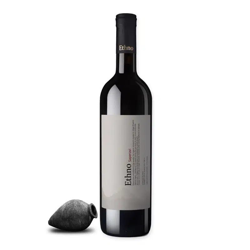 Ethno Saperavi is een stevige rode Georgische wijn met zwart fruit, leer en kruiden. Vol, aards en geschikt voor lange rijping.