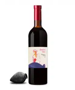 Gvantsa’s Wine Otskhanuri Sapere is een robuuste rode wijn uit West-Georgië. Gemaakt van Otskhanuri Sapere, met frisheid, kruidigheid en een vleugje aardsheid.