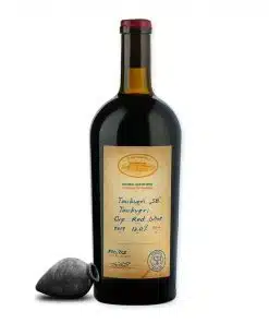 Tchotiashvili Tavkveri is een elegante rode wijn van Tavkveri, gemaakt door Kakha Tchotiashvili. Fris, kruidig en soepel van stijl.