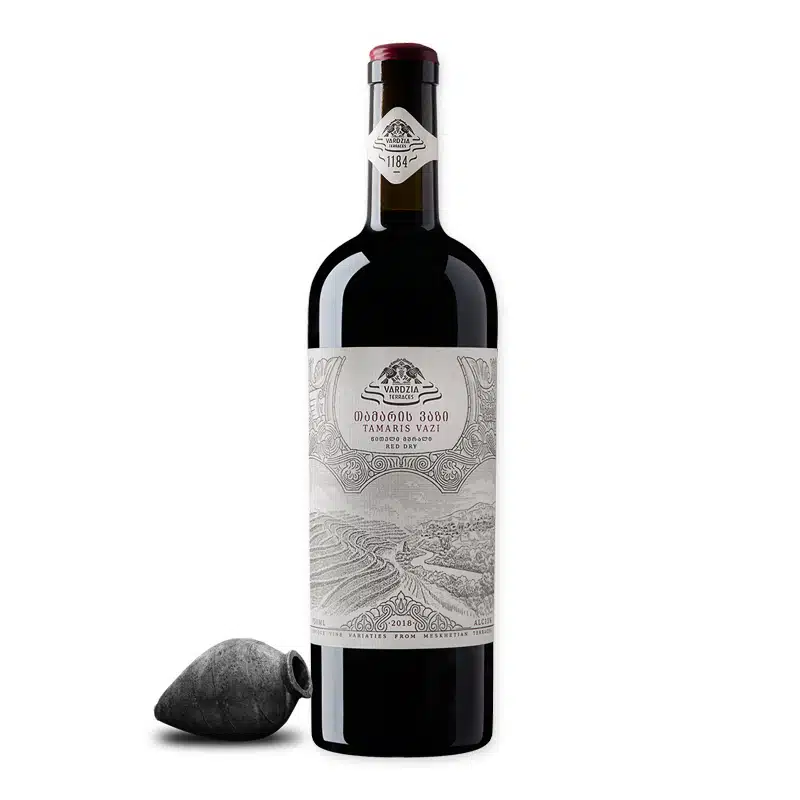 Vardzia Terraces Tamaris Vazi is een robijnrode qvevriwijn van de zeldzame druif Tamaris Vazi uit Samtskhe. Rijk, kruidig en authentiek Georgisch.