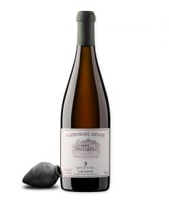 Vazisubani Estate 3 Qvevri is een amberwijn uit Kakheti van drie druivenrassen. Vergist in qvevri, krachtig, gestructureerd en uitgesproken.