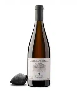 Vazisubani Estate 3 Qvevri is een amberwijn uit Kakheti van drie druivenrassen. Vergist in qvevri, krachtig, gestructureerd en uitgesproken.
