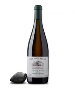 Vazisubani Estate Mtsvane is een amberkleurige qvevri-wijn uit Kakheti, met aroma’s van abrikoos, kruidigheid en florale tonen. Authentiek en intens.