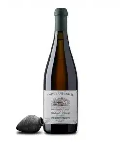 Vazisubani Estate Mtsvane is een amberkleurige qvevri-wijn uit Kakheti, met aroma’s van abrikoos, kruidigheid en florale tonen. Authentiek en intens.