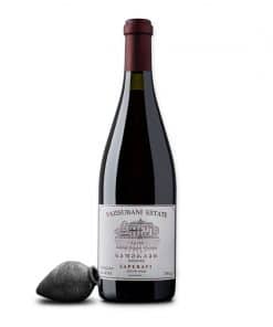 Vazisubani Estate Saperavi is een krachtige qvevriwijn van 100% Saperavi. Rijp donker fruit, zachte tannines en historische traditie in elk glas.