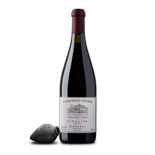Vazisubani Estate Saperavi is een krachtige qvevriwijn van 100% Saperavi. Rijp donker fruit, zachte tannines en historische traditie in elk glas.