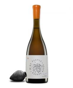 Wine People Kisi is een amberkleurige Georgische wijn uit Kakheti, vergist in qvevri van 100% Kisi. Kruidig, floraal en karaktervol.