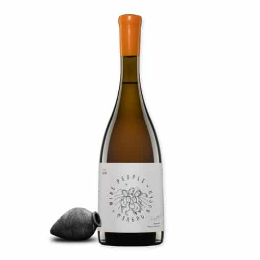Wine People Kisi is een amberkleurige Georgische wijn uit Kakheti, vergist in qvevri van 100% Kisi. Kruidig, floraal en karaktervol.