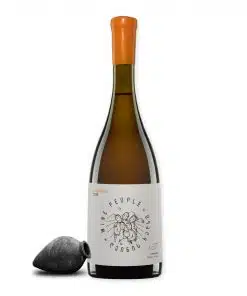 Wine People Kudurauli is een amberwijn uit Racha, gevinifieerd in qvevri. Aroma’s van geel fruit en bloemen. Gemaakt door Tariel Lomtadze.