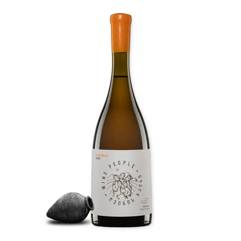 Wine People Kundza is een amberwijn van het zeldzame ras Kundza. Gefermenteerd in qvevri door Nikoloz Chochishvili. Honing, meloen en structuur.