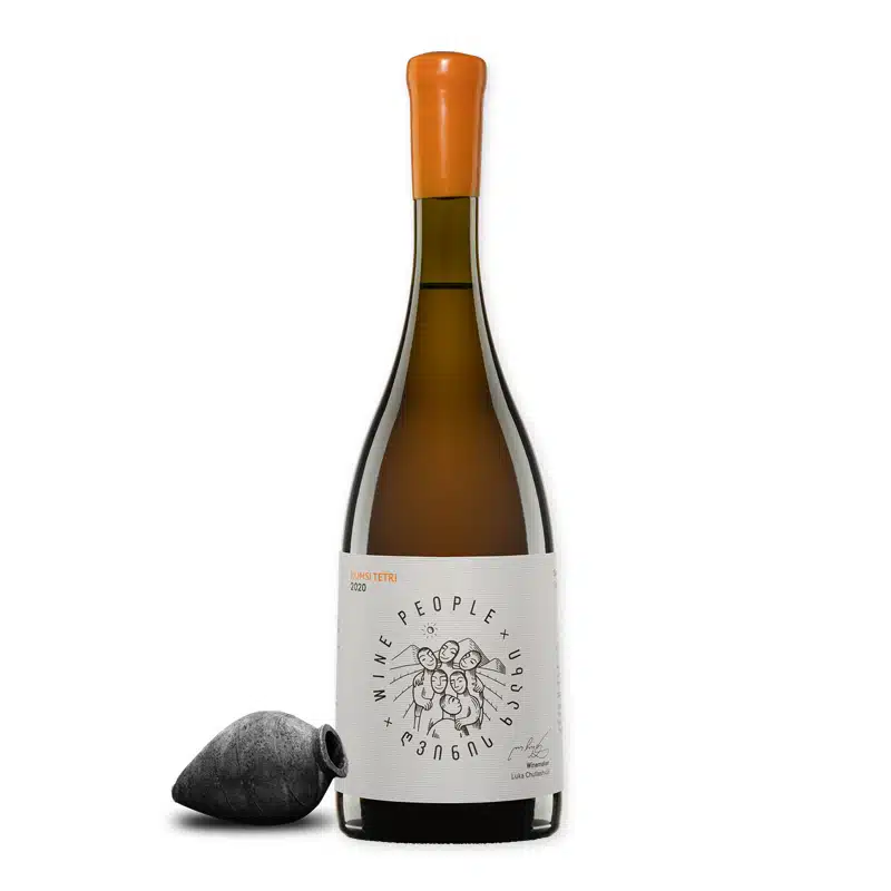 Wine People Kumsi Tetri is een droge amberwijn, gefermenteerd in qvevri. Elegant, zacht en licht kruidig. Gemaakt door Luka Chutlashvili.