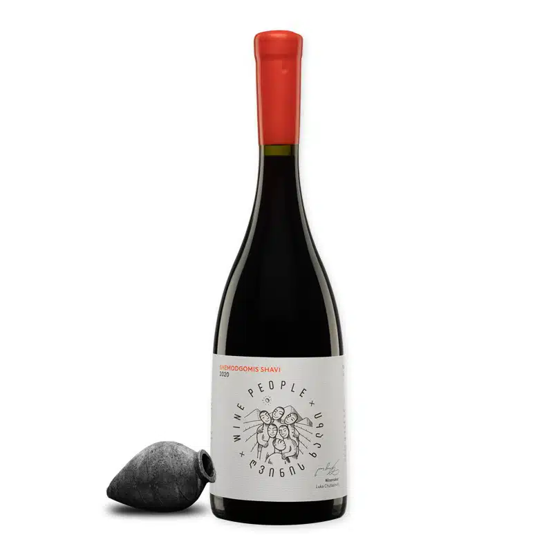 Wine People Shemodgomis Shavi is een droge rode qvevriwijn uit Georgië. Zeldzame druif, bessenaroma’s, zachte tannines en herfstkarakter.
