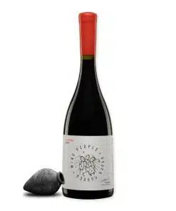 Wine People Tavkveri is een kruidige, lichte rode wijn van Tavkveri. Gemaakt in kleine oplage binnen het Wine People-project. Fris en verfijnd.