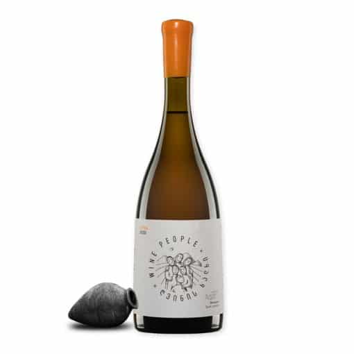 Wine People Tetra is een lichte amberwijn uit Racha-Lechkhumi, gemaakt van Tetra door Tariel Lomtadze. Elegant, bloemig en fris met schilcontact.