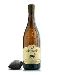 Ontdek de unieke Winiveria Khikhvi Qvevri, een amberwijn met de handgeoogste Khikhvi-druiven uit Georgië. Proef de rijke smaken vandaag!