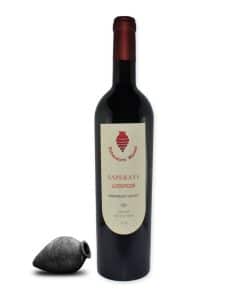 Babaneuris Marani Saperavi is een krachtige Georgische qvevri-wijn met donker fruit en aardse tonen. Karafferen aanbevolen voor optimale expressie.