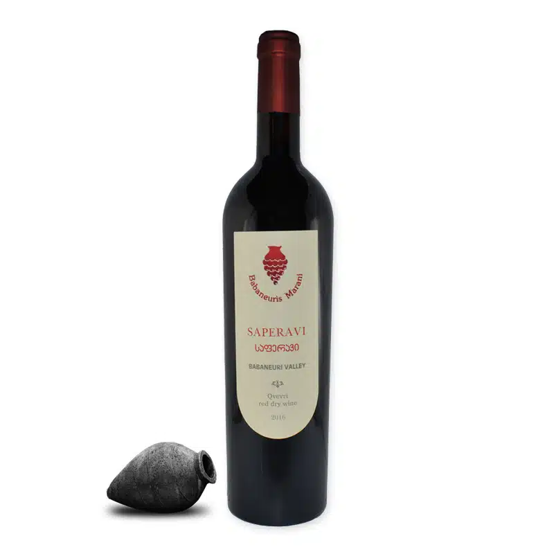 Babaneuris Marani Saperavi is een krachtige Georgische qvevri-wijn met donker fruit en aardse tonen. Karafferen aanbevolen voor optimale expressie.