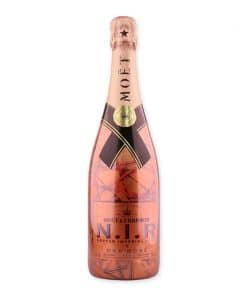 Ervaar de fruitige intensiteit en verfijnde zoetheid van Moët & Chandon Nectar Impérial Rosé Dry. Het ideale gezelschap voor elegante diners en feestelijke momenten! 🍾