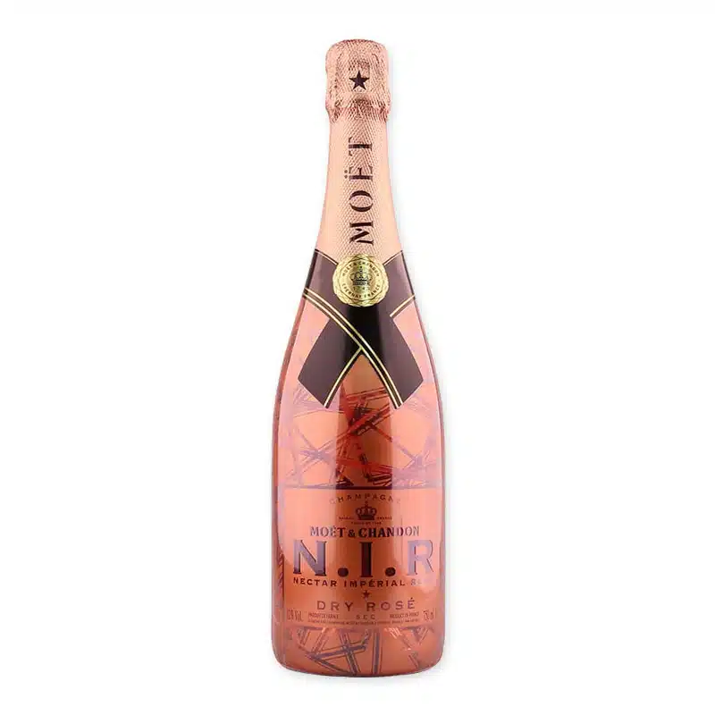 Ervaar de fruitige intensiteit en verfijnde zoetheid van Moët & Chandon Nectar Impérial Rosé Dry. Het ideale gezelschap voor elegante diners en feestelijke momenten! 🍾