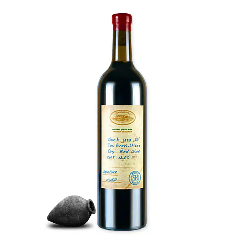 Proef de complexiteit en diepte van onze Tchotiashvili Family Vineyards Dark Uta. Een granaatrode wijn met aroma's van bessen en een langdurige smaak. Bestel nu!