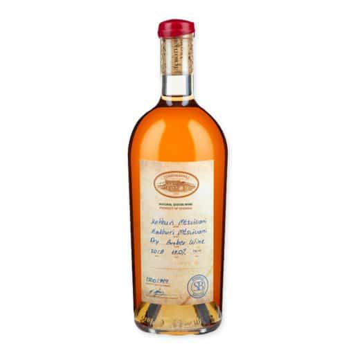 Geniet van de rijke en gestructureerde smaak van Tchotiashvili Family Vineyards Kakhuri Mtsvivani. Een droge amberkleurige wijn uit Georgië, gemaakt van de zeldzame Kakhuri Mtsvivani-druif. Bestel nu!