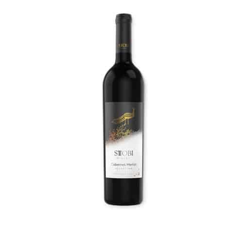 Ontdek de Stobi Cabernet & Merlot uit Macedonië, een prachtige blend van robijnrode wijn met aroma's van zwarte bessen en specerijen. Ideaal voor liefhebbers van krachtige rode wijnen.