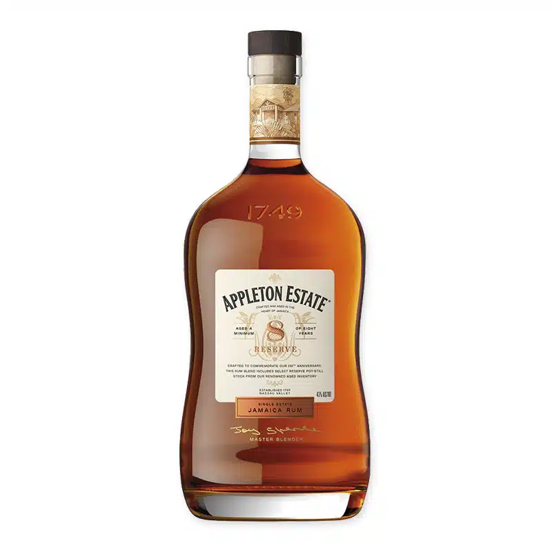 Ervaar de Appleton Estate 8 Year Old Reserve, een uitmuntende Jamaicaanse rum vol rijke tonen van specerijen, vanille en een subtiel rokerige afdronk.