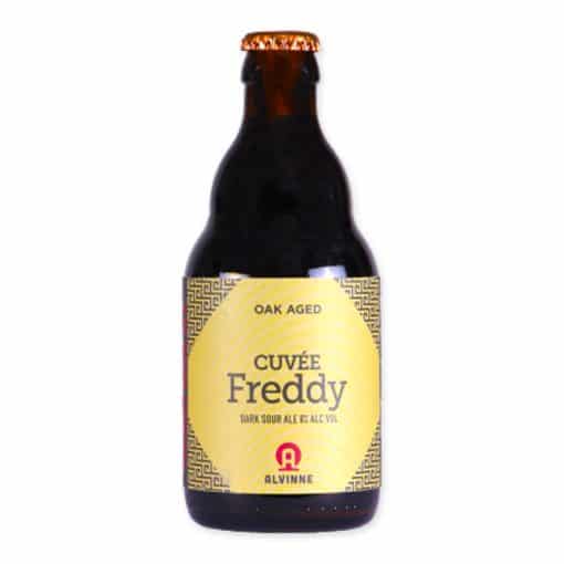 Ervaar de diepe, rijke smaken van Brouwerij Alvinne's Cuvee Freddy Dark Sour Ale: een complexe zuur ale met tonen van karamel, donkere chocolade, en fruitige zuren.