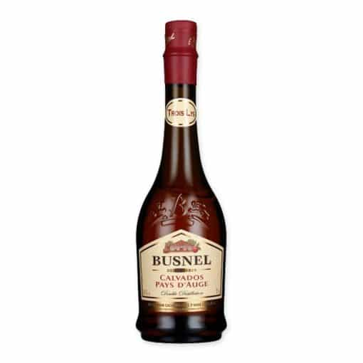Beleef de finesse van Busnel Calvados Trois Lys, een voortreffelijke Franse calvados met noten van rijpe appels en een subtiele vanille hint, gerijpt in eiken vaten.