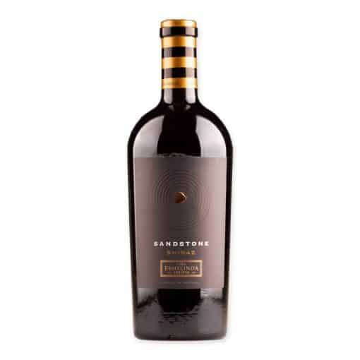 Ontdek de Casa Ermelinda Sandstone Shiraz, bekroond met een robuust smaakprofiel van zwarte bessen en tannines. Ideaal bij een stevige maaltijd.