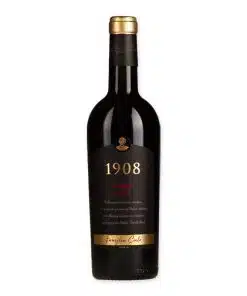 Beleef de intensiteit van Cielo 1908 Nero di Gio. Deze prachtige Italiaanse rode wijn biedt een perfecte balans tussen fruitige tonen en elegante kruiden. Ideaal voor speciale gelegenheden of als luxueuze gift.