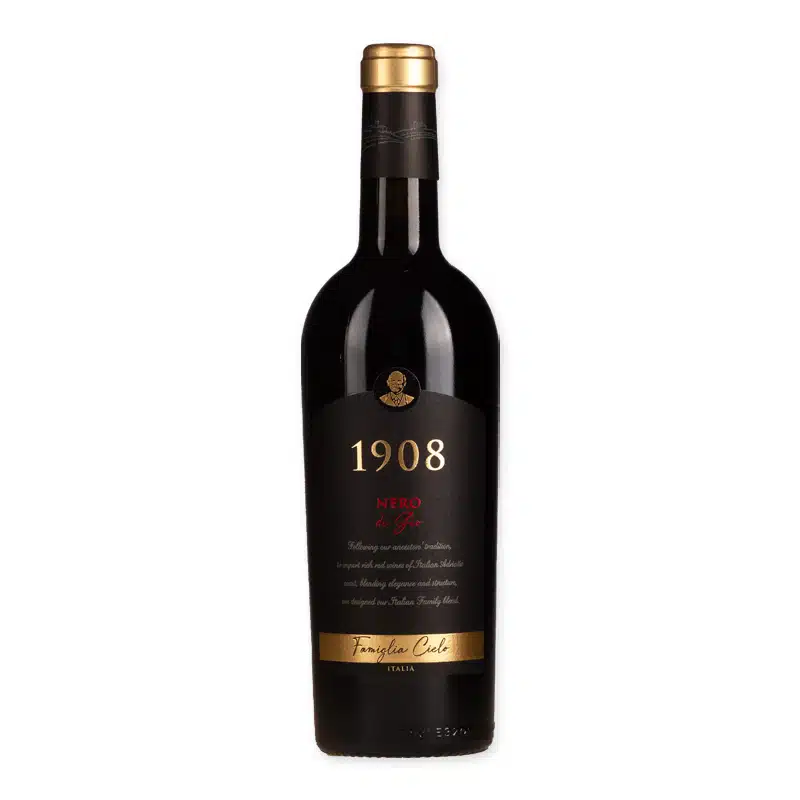 Beleef de intensiteit van Cielo 1908 Nero di Gio. Deze prachtige Italiaanse rode wijn biedt een perfecte balans tussen fruitige tonen en elegante kruiden. Ideaal voor speciale gelegenheden of als luxueuze gift.