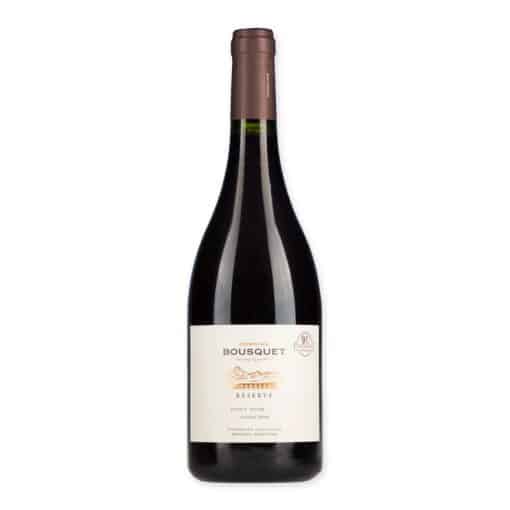 Ontdek Domaine Bousquet Pinot Noir Reserve, een biologische wijn uit Argentinië met noten van rode kersen en vanille. Ideaal voor elke gelegenheid.