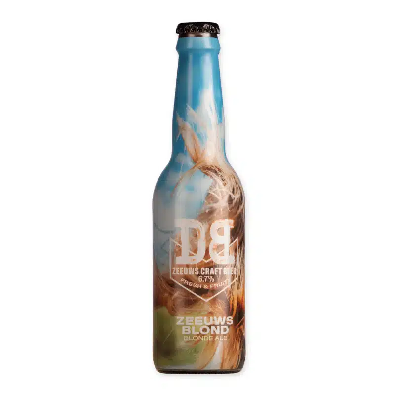 Proef de essentie van Zeeland met Dutch Bargain Imperial Zeeuws Blond, een verfrissend speciaalbier met een vleugje citrus en een florale bitterheid. Ideaal voor elke gelegenheid.