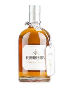 Ontdek de charme van Feuerheerds Fine White Port, een klassieke witte port met tonen van rijpe citroen, kamille en een subtiel houtachtige afdronk.