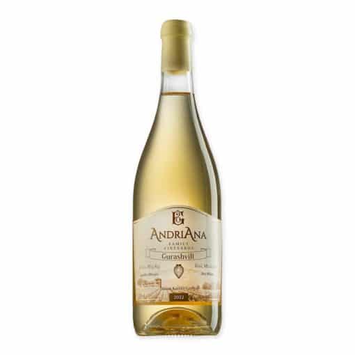 Proef de rijkdom van Gurashvili Andriana, een traditioneel gedistilleerde Georgische drank met een complex aroma en luxueuze afwerking.