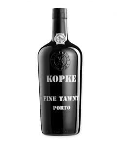 Ontdek de diepte van Kopke Fine Tawny Port, een rijke blend van traditionele druiven, gerijpt in houten vaten voor een unieke smaakervaring.