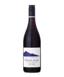 Ervaar de luxe van Mount Riley Pinot Noir, een prachtige Nieuw-Zeelandse wijn vol met aroma's van rijp rood fruit en een vleugje kruiden. Ideaal voor bijzondere gelegenheden.