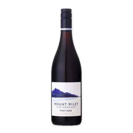 Ervaar de luxe van Mount Riley Pinot Noir, een prachtige Nieuw-Zeelandse wijn vol met aroma's van rijp rood fruit en een vleugje kruiden. Ideaal voor bijzondere gelegenheden.