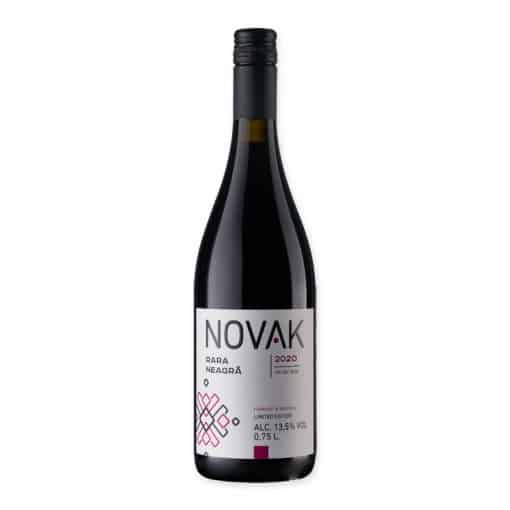 Ervaar de Novak Rara Neagră, een dieprode wijn uit Moldavië, beroemd om zijn rijke smaken en aroma's van zwarte kersen en bessen. Bestel nu en verrijk uw wijnselectie!