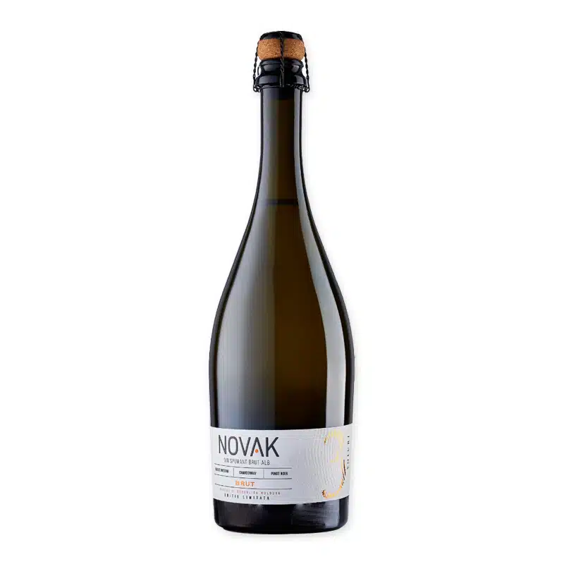 Ontdek Novak Vin spumant brut ALB, een mousserende wijn met verfrissende tonen van groene appel en citrus, perfect voor elke viering. Proef de traditie en kwaliteit uit Roemenië.