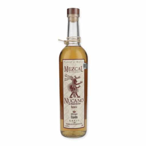 Proef de uniekheid van Nucano Mezcal Anejo Espadin met zijn rijke, rokerige smaken en vleugen van vanille. Perfect voor avonden die om iets bijzonders vragen.