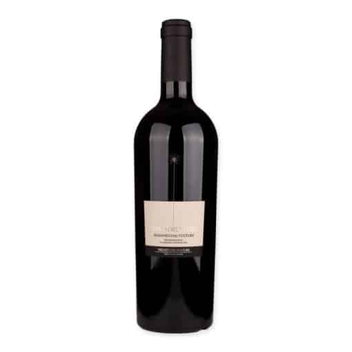 Geniet van de Piano del Cerro Aglianico del Vulture, een volle rode wijn met nuances van zwarte kersen, chocolade en een hint van vulkanische mineraliteit.
