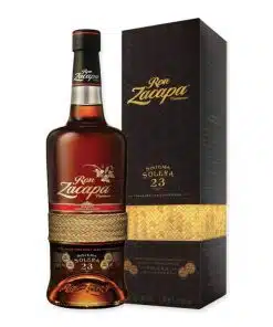 Ontdek de diepte van Ron Zacapa Centenario 23, een premium rum met tonen van zoet, specerijen en een rokerige afdronk. Perfect voor bij speciale gelegenheden of als luxueus cadeau.