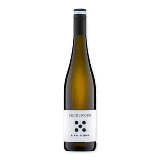 Ontdek de vakmanschap in elke fles Seckinger Spätburgunder Blanc de Noir vanuit het hart van Pfalz, Duitsland. Geniet van de unieke blend van frisse fruitigheid en subtiele complexiteit.
